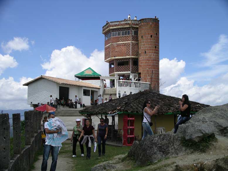 ufffff donde esta la Dinamita o el exogeno plastico o el TNT...donde están las pruebas del 11M ....¡ q verguenza! donde están los vagones....otra más....